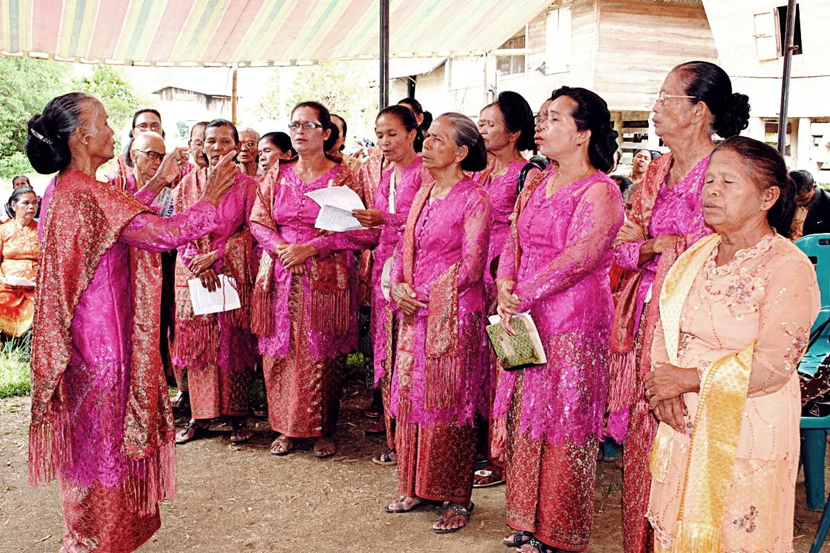 Model Baju Gereja Ibu Ibu