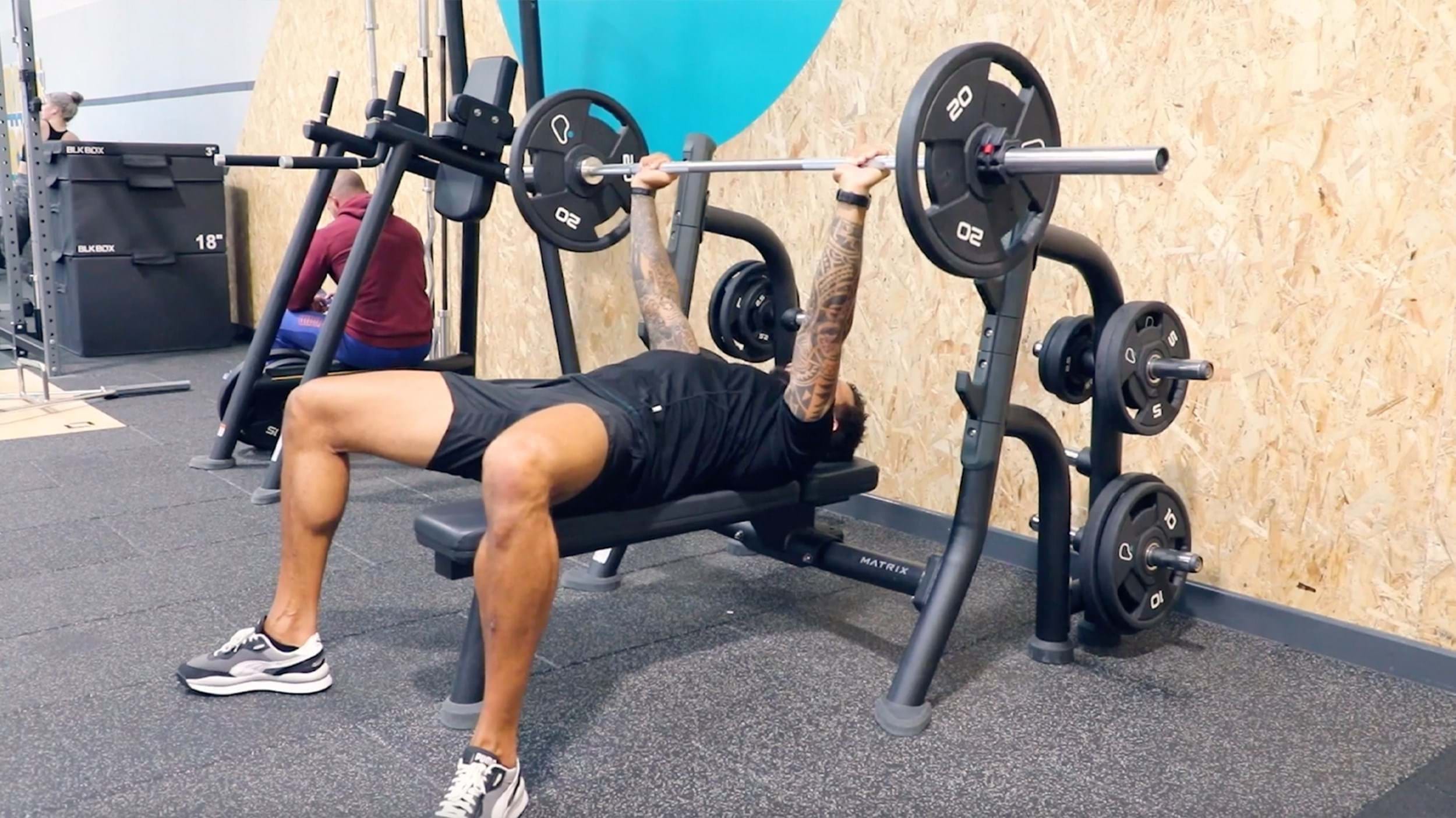 berat bar bench press